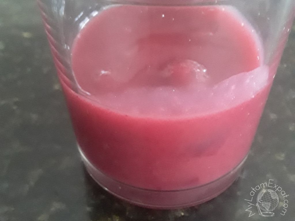 Colada Morada, boisson épaisse et violette, avec des morceaux de fruits, typique de l'équateur, elle accompagne la guagua de pan